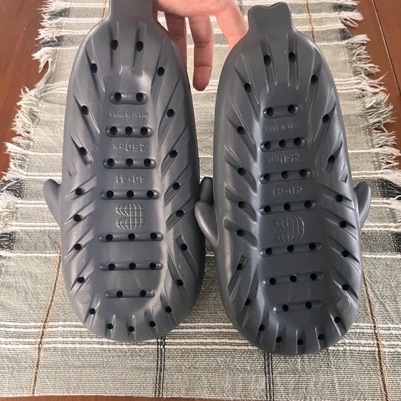 NWB Novelty Cloud Slides women’s 8.5-9.5, men’s 7-8 - Picture 4 of 5